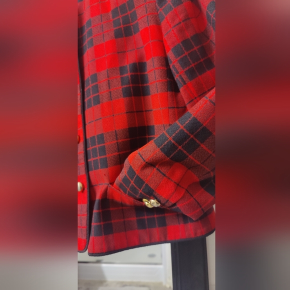 VINTAGE Liz Claiborne Red & Black Crop Jacket W/Gold Buttons & Pockets-Holiday - Picture 3 of 7
